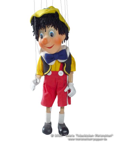 Marionnettes Pinocchio en bois en vente à l'extérieur de la