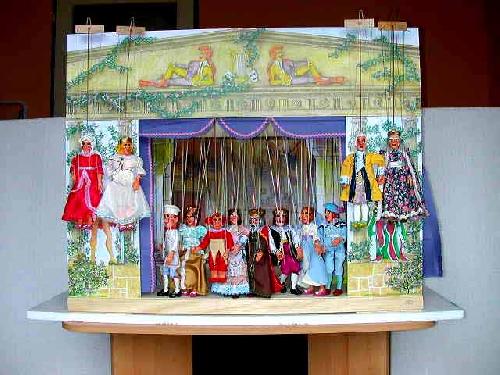 Le théâtre de marionnettes moderne en bois et 18 marionnettes